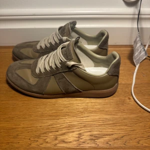 Maison margielas - Säljer dessa feta Maison margielas, storlek 42, i mycket bra skick. 2800kr  ( kvitto finns på bild) köpta på nk