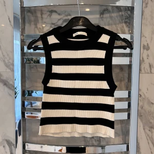 Randigt linne från pull&bear - Säljer ett randigt linne från pull&bear i storlek M. Skulle säga att det sitter tajtare än en M. Köparen står för frakten!❤️