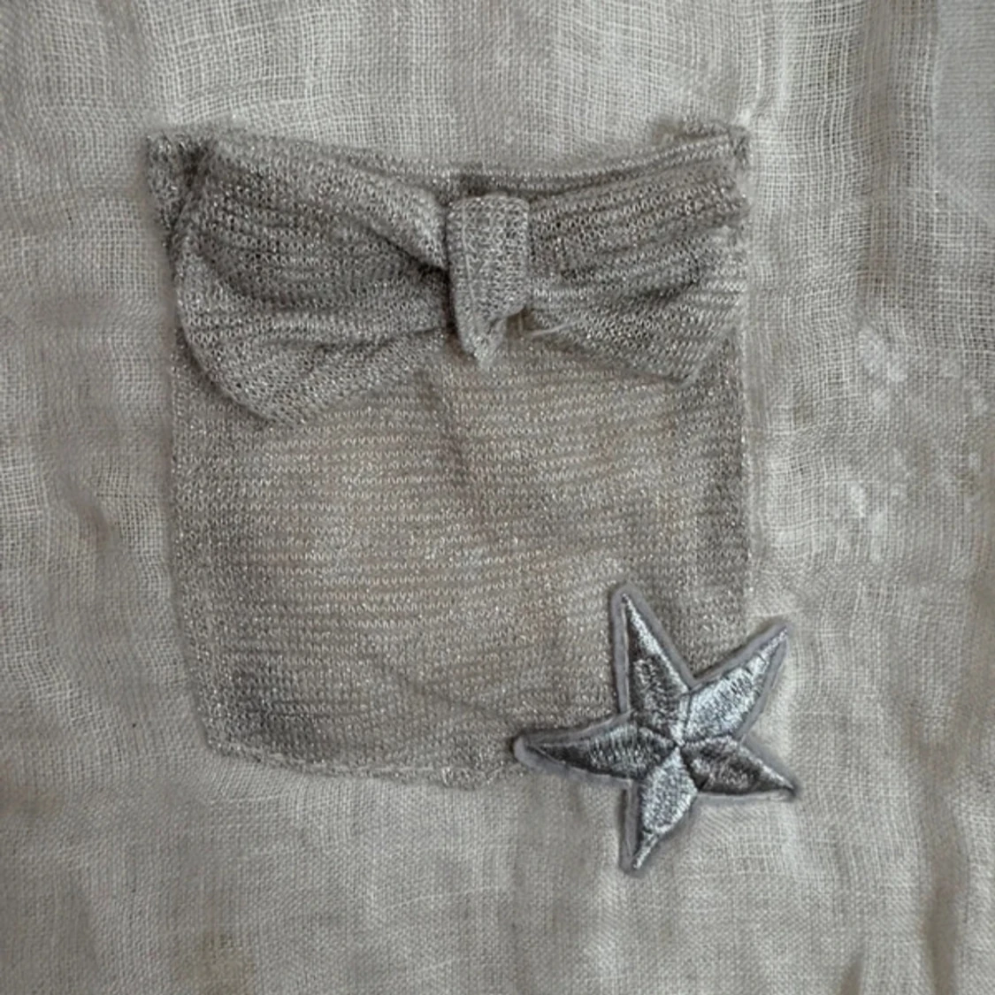 Beige ärmlös topp med spetsdetaljer - 2