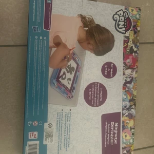 My Little Pony Magnetic Scribbler - Magnetisk ritplatta med My Little Pony-tema. Inkluderar stämplar och penna för kreativt skapande. Perfekt för barn från 3 år och uppåt. Lätt att använda och radera för oändligt med ritmöjligheter.