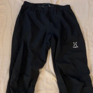 Svarta byxor från Haglöfs - Säljer ett par svarta byxor från höglövs perfekt till våren