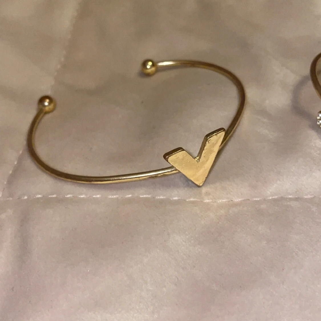 Två guldarmband med detaljer - 2