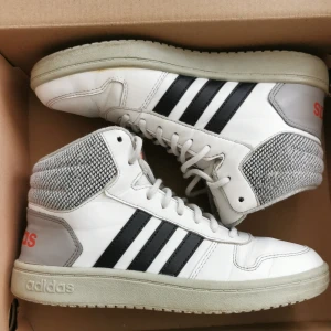 Vita adidas skor höga - Säljer ett par sjukt snygga Adidas skor. Det finns inga synliga tecken på skador. Skorna är perfekta för sport och och att springa. Det är meningen att det ska vara svagt grått på sulan. Hör av er vid frågor eller funderingar. 🙃👐🙏