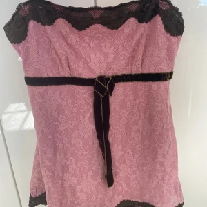 Spets topp - Säljer en söt rosa vintage topp från bikbok. Den har fina spets detaljer och passar jättebra till sommaren. Storleken är L men passar mig som brukar ha S, men den skulle passa storlek S-L men den kommer ha lite olika passform bara😊💕