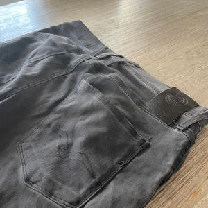 Replay anbass hyperflex - Replay jeans [] Skick 9/10 [] Storlek 31/32 [] Pris 399kr  [] Fraktar via Postnord på köparens beskostnad[] Hör av dig vid minsta fråga eller fundering!