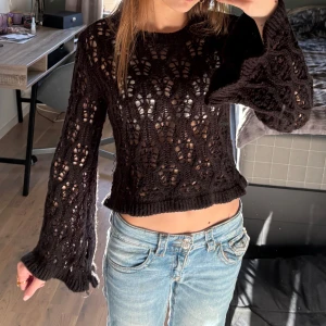 Svart stickad tröja med hålmönster - As snygg svart stickad tröja från HM💕 I storlek xxs men passar mig som har xs bra! Är även snyggt me linne under💕💕Pris kan diskuteras!