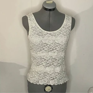 Vit spetslinne med paljetter - Säljer detta superfina spetslinne med  paljetter och blommig spetsdesign. I perfekt skick! Köptes här på plick för några år sedan men knappt använd. Det är bara att skriva om du har frågor🌺