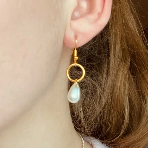 Örhängen med droppe  - Egengjort!✨ Tryck gärna på köp direkt! Skriv för fler bilder eller om du har frågor💗