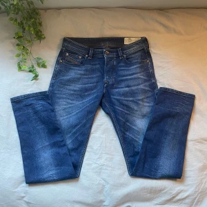 Blå jeans från diesel - Säljer ett par riktigt feta jeans i mörkblå färg från diesel. Byxorna är i väldigt bra skick👌.  modellen: Larkee-beex Mått: Längd: 104 Midja: 39 Nedre byx öppning: 16,5 Bara att skicka om man har några funderingar!  