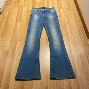 Lågmidjade bootcut jeans  - (8) Lågmidjade bootcut jeans i superstretchigt material, midjemått rakt över: 32 cm, innerbenslängd: 79 cm. Passar större i midjan då de är väldigt stretchiga som sagt!🩷
