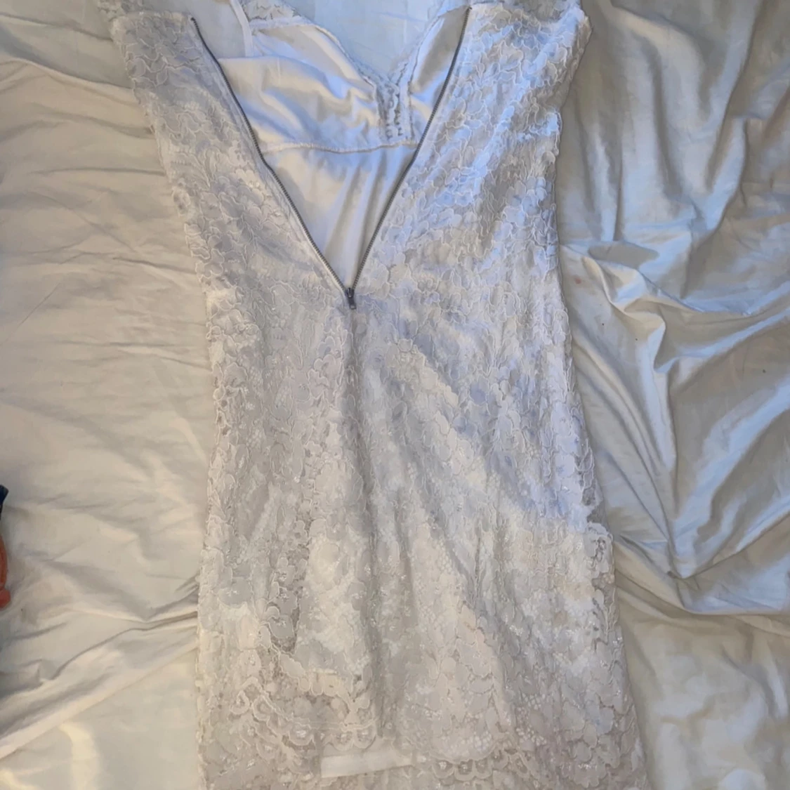 Vit spetsklänning med v-ringning från Cubus - 2