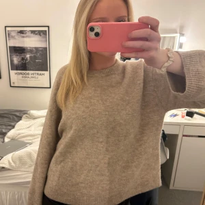 Beige stickad tröja - Säljer en mysig beige stickad tröja med rund hals och långa ärmar. Perfekt för kyligare dagar. Tröjan har en enkel och stilren design som passar till det mesta. Hör av dig vid intresse!