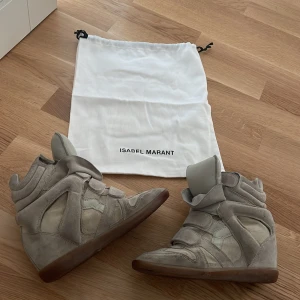 Grå beckett sneakers från Isabel Marant❤️ - Säljer ett par stilrena grå sneakers från Isabel Marant. Skorna har en unik design med flera lager av mocka och syntetmaterial. De är storlek 37❤️
