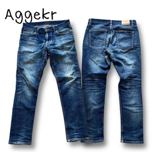 Nudie Jeans Grim Tim - Tvär sähhhh nudies 31/30 men sitter mer 30/31🤙 lagning i skrevet o litet hål i knäet men ändå riktigt feta🥰