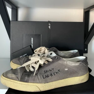 Saint Laurent skor - Saint Laurent skor storlek 43 bra skick, allt og tillkommer från köp 2019! Otroligt svåra att få tag på! Hör av er vid fler frågor.