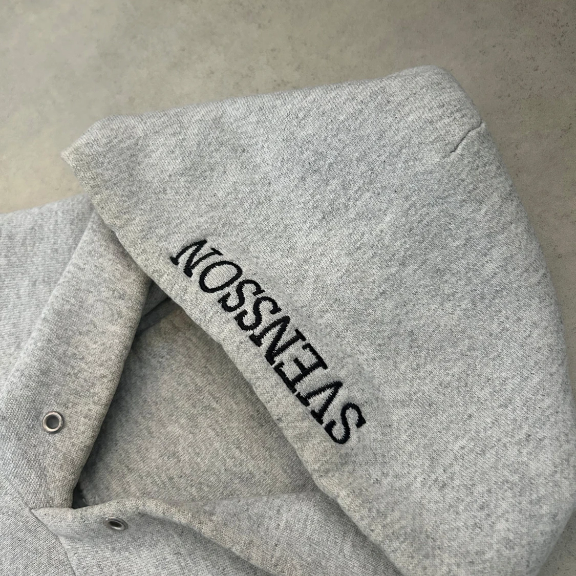 Grå hoodie med tryck - 1