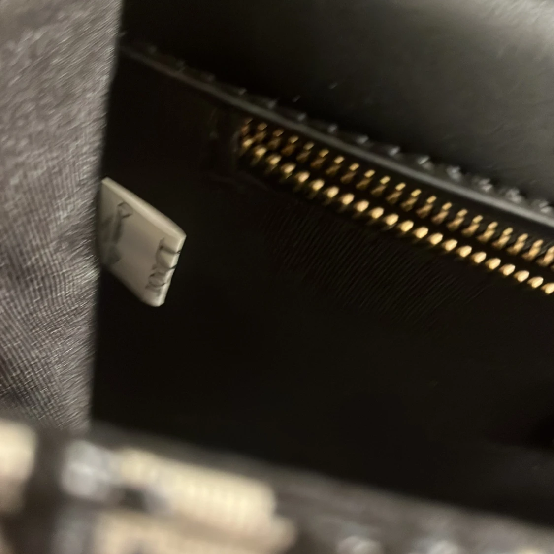 Mönstrad axelväska med gulddetaljer - 1