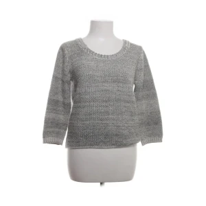 Grå stickad tröja från Lindex - Säljer en grå stickad tröja från Lindex i storlek XS. Hör av dig om du vill ha fler bilder eller vid andra frågor💕