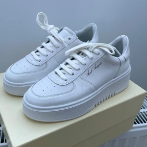 Vita sneakers från Axel Arigato - Snygga vita sneakers (Orbit Vintage Sneaker) från Axel Arigato. Stl 37. Aldrig använda. 