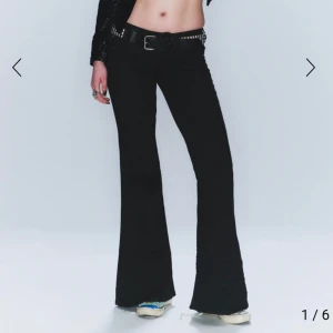 Lågmidjade svarta jeans - Sjukt snygga jeans från cheap monday/weekday🙌 w27 l32