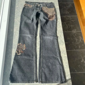 Y2k Bootcut jeans  - Snygga Y2k Bootcut jeans. Inerbenslängd: 81 midjehöjd: 22 midjelängd: 38 