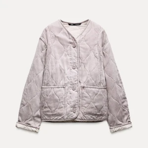quiltad jacka - Säljer en ljuslila quiltad jacka från Zara med knappar framtill. Jackan har en avslappnad passform och stora fickor. Använd fåtal gånger, lite mer oversized!! Kom privat för fler bilder