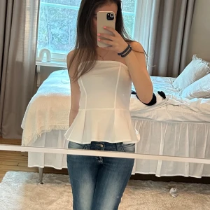 Vit topp - En super fin topp från h&m aldrig använd mer en en gång . Storlek s 💗 kontakta för fler frågor 💗 köparen står för frakten 💗