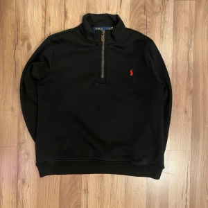 🖤 Svart Quarter Zip Hoodie – Polo Ralph Lauren 🖤 - Säljer en svart quarter zip hoodie från Polo Ralph Lauren i storlek M – stilren och bekväm! ✨🦴  ✔ Märke: Polo Ralph Lauren ✔ Färg: Svart ✔ Storlek: M ✔ Material: Mjukt & hög kvalitet 🧶 ✔ Skick: (Nyskick/använd få gånger/etc.)  En klassisk & tidlös hoodie, perfekt för både vardag och casual outfits! 🔥  📦 Skickas! 🚚 Frakt tillkommer.  💬 Skicka meddelande vid intresse!