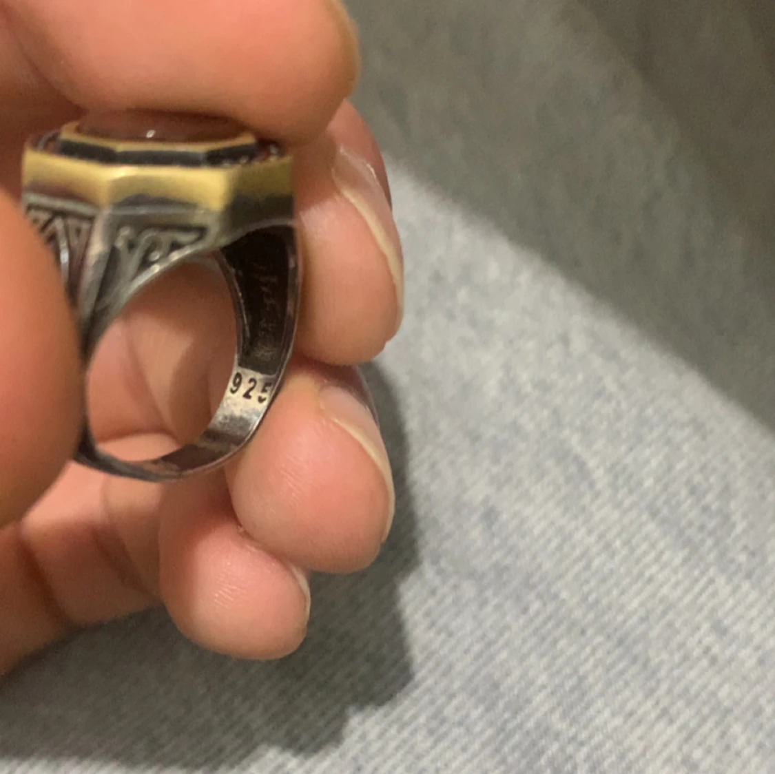 Unik ring med röd sten och detaljer - 1