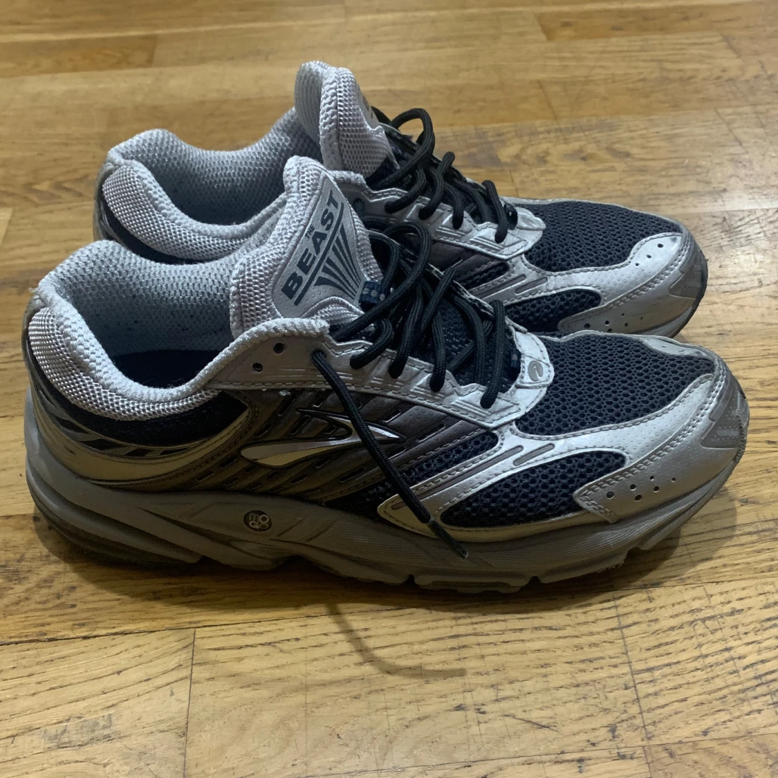 Grå och svarta sneakers från Brooks - 4