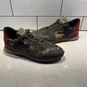 Valentino Rockrunner sneakers i camouflage - Ett par riktigt snygga Valentino Rockrunner me flera färger. Såklart äkta och extremt bra skick. Nypris 5500/6500 tusen. Storlek 43