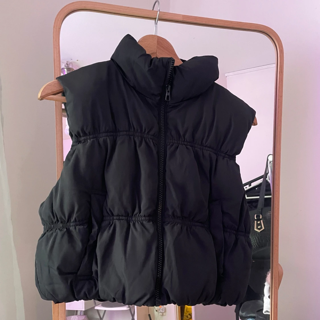 Svart dunväst med dragkedja