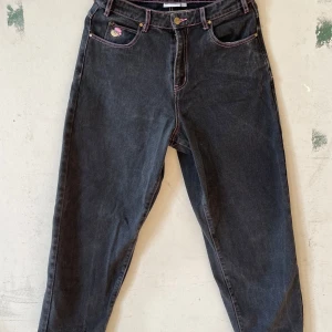 Butter Goods santosuosso jeans 30/32 - Superfina och coola jeans säljs då de ej används. Köpta nya för ca 2 år sedan men använda Max 10 gånger och annars legat oanvända, så i nyskick!  Mått:   Benytterlängd: 102cm Benöppning till fot: 75cm  Midja: 41,5cm  Hör av er om ni har frågor,  Karl