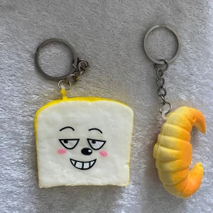 Roliga nyckelringar med bröd och bakverk - Säljer ett set med roliga nyckelringar i form av bröd och bakverk. Varje nyckelring har ett unikt ansikte och färgglada detaljer. Perfekt för att ge lite humor till dina nycklar eller väskor!  45kr/2st/bild . Samma frakt , helt ny 