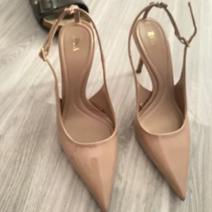 Beige pumps/klackskor - Snygga beige pumps från Zara med spetsig tå och hög klack. Dem är endast använda 1 gång och är i nyskick nypris 690kr!💗