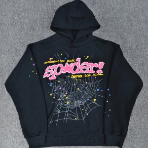 Svart hoodie från Sp5der  -  svart hoodie från Sp5der helt nyskick( oanvänd) priset kan diskuteras (75kr rabatt för föjare i plick)