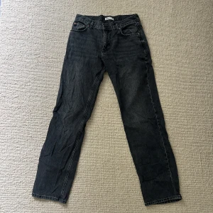 Gråa/svarta straight jeans från Gina  - Säljer ett gråa/svarta jeans från gina jeans i rak modell. Snygg tvättad svart/grå färg. Inget fel på dem, säljer av massa av mina kläder då jag har bytt stil och vissa av kläderna är försmått för mig nu. Stl 38