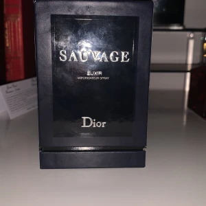 Dior Sauvage Elixir 60ml parfym - Säljer en helt ny och oöppnad flaska Dior Sauvage Elixir, 60 ml. Den kommer i originalförpackning, perfekt som present eller för dig som vill unna dig själv en exklusiv doft.  Sauvage Elixir är en intensiv och kraftfull parfym från Dior – en djupare och mer koncentrerad version av klassiska Sauvage. Den har en sofistikerad, maskulin doft med toner av kryddor, lavendel och trä som håller länge.