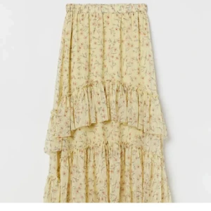 Gul blommig volangkjol - Supersöt långkjol med blommigt mönster och volanger. Kjolen har resår i midjan och är från H&M. Öppen för prisförslag!!