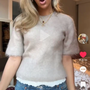 SÖKER DENNA IFRÅN & other stories  - söker denna tröja ifrån & other stories. storlek xs-s i begie! kan tänka mig betala under 400kr!! Köper gärna ifrån vinted också❤️❤️❤️