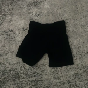 Svarta cykelshorts i stretch - Svarta cykelshorts med tight passform och hög midja. Perfekta för träning eller när du vill ha en sportig look. Mjukt och stretchigt material som sitter skönt hela dagen.