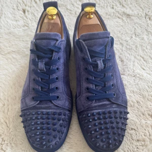 Mörkblåa Christian Louboutin skor - Säljer äkta Christian Louboutin low-top sneakers i exklusivt mörkblått mockaskinn med ton-i-ton nitar. Skorna är sparsamt använda och i mycket bra skick. Storlek EU 43, normal i storleken. Nypris cirka 8 000–9 000 kr. Perfekt för dig som vill ha exklusiva och unika sneakers.  ✅ Skick: Mycket bra ✅ Färg: Mörkblå (navy) ✅ Storlek: EU 43 ✅ Nypris: 8 000–9 000 kr ✅ Äkta / Originala  📦 Snabb och säker frakt 💬 Hör gärna av dig vid frågor eller bud!