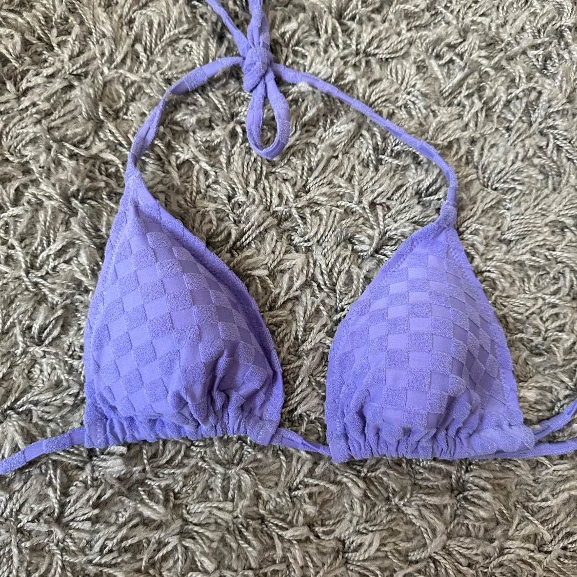 Lila bikiniöverdel med rutigt mönster