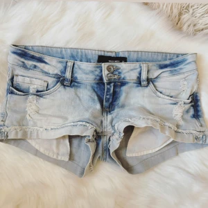 Ljusblåa lowrise super light wash lowwaist jeansshorts - Midja rakt över: ca 41 cm💕