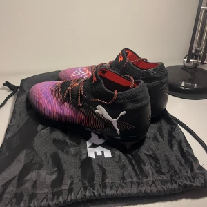 Puma future elite 41/42 - Hej jag säljer helt nya Puma future elite i storlek 41/42 Nypris 1600 mitt pris 899( pris ej hugget i sten) jag försöker sälja dom så snabbt som möjligt då dom är för små och att jag måsta köpa andra 