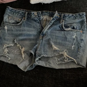 Jeanshorts - Lånad bild! Så snygga jeansshorts! Säljer då de inte används längre🥰 Storlek 38 men passar mig som har 36. Skriv för egna bilder