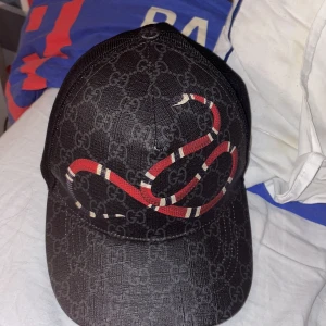 Gucci kingsnake äkta  - Tjena säljer min Gucci keps då jag har bytt stil har box med kolla min Vinted profil för att se kepsen och boxen köp här eller på Vinted igen en trygg betalning bara igenom appen ingen byteshandeln hör av er 