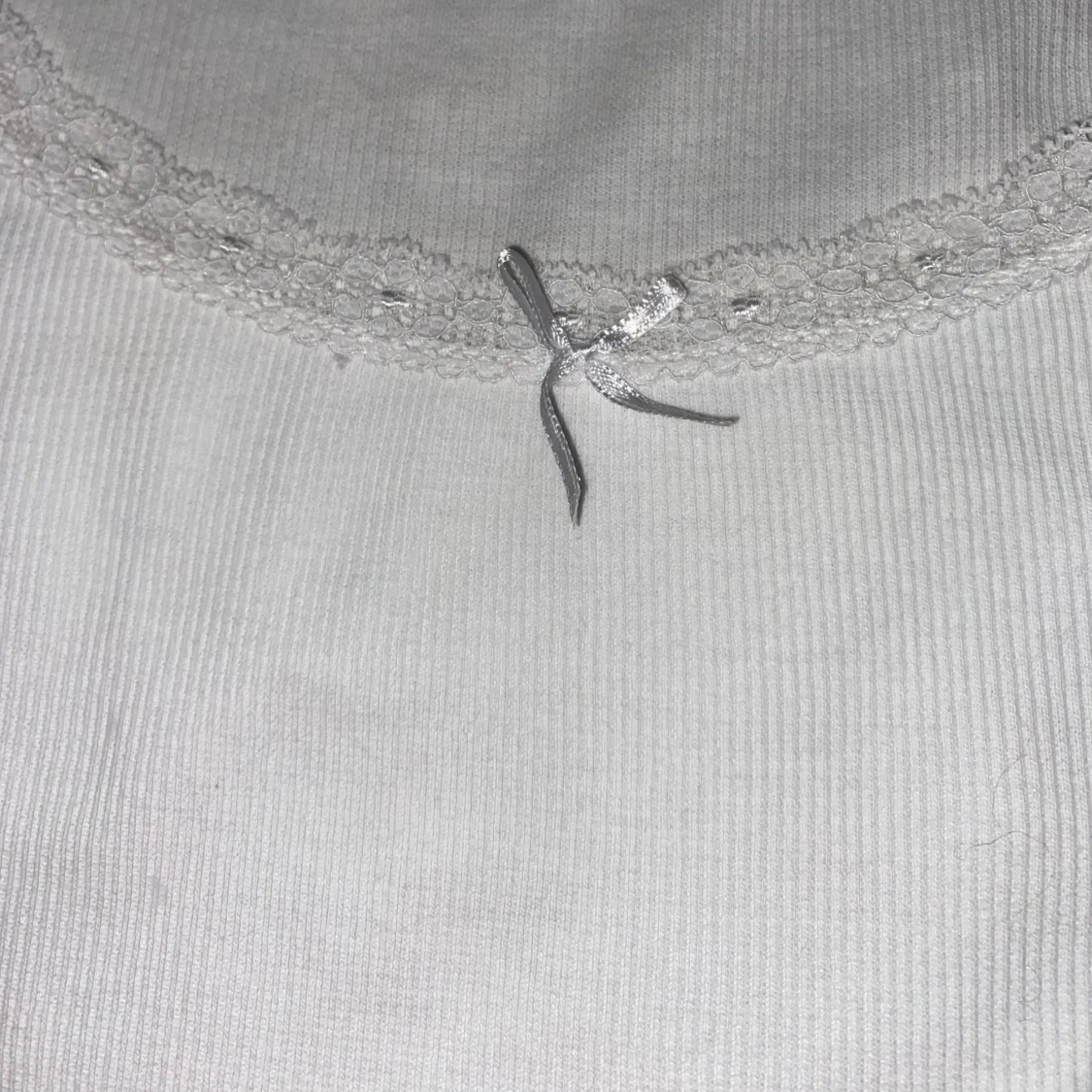 Coquette Vit långärmad topp med spets från BikBok - 3