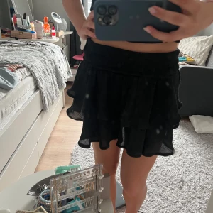 Svart volangkjol - Basic volangkjol till sommaren. Väldigt bekväm och stretchig i midjan. Hör av dig vid frågor☺️