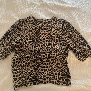 Leopardmönstrad topp - Snygg topp med leopardmönster i beige och svart. Modellen har rund halsringning och bra passform som sitter snyggt mot kroppen. Väldigt fin kvalité. Nypris 150kr